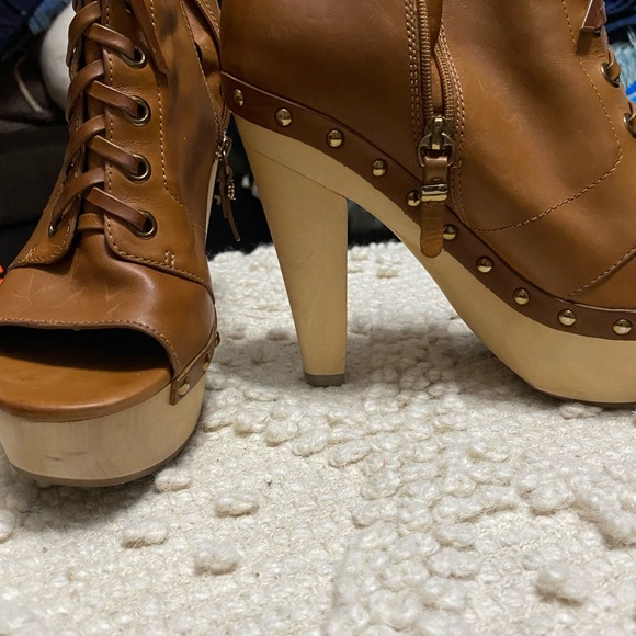 Wooden heel,Butter soft leather worn on carpet - Picture 3 of 3